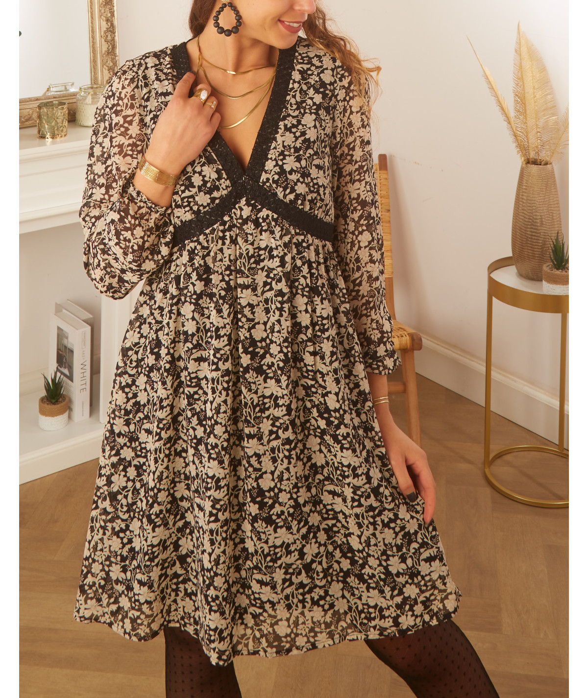 robe noire motif beige