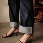 Jean a revers femme : revers replié en bas, vue cheville