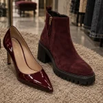 Chaussures bordeau femme : escarpin verni et bottine bordeaux en gros plan