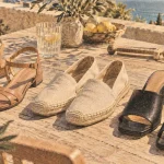 Chaussures été femme : sandales à brides, espadrilles et mules sur table terrasse