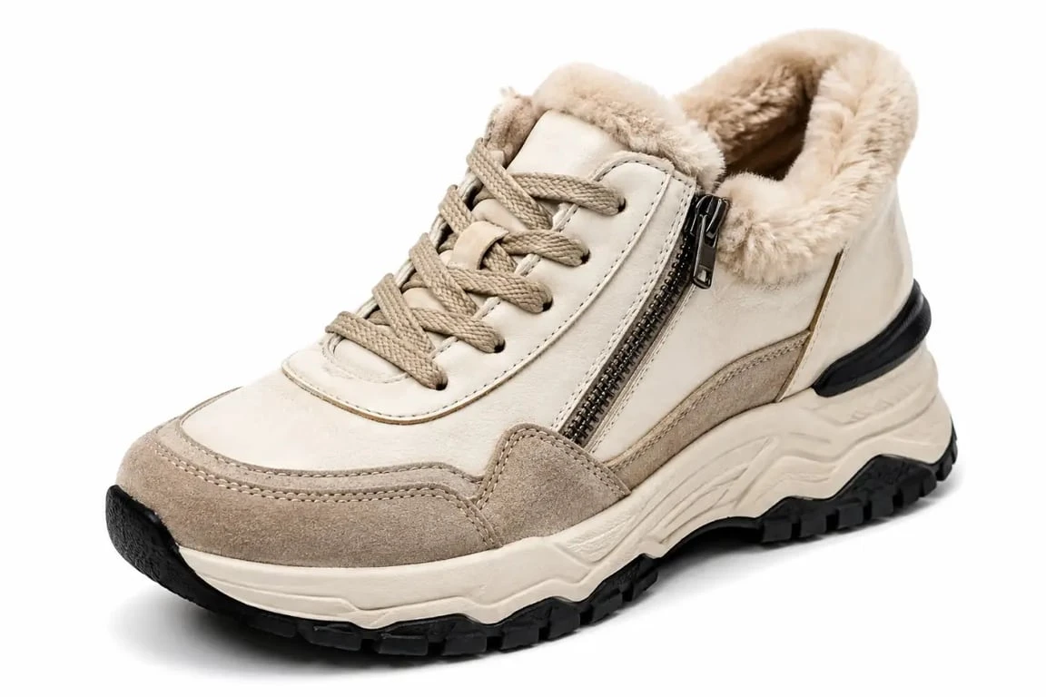 Détail de baskets fourrées femme avec doublure moelleuse et semelle épaisse