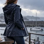 Hublot mode marine femme : ciré bleu marine rayures près du port